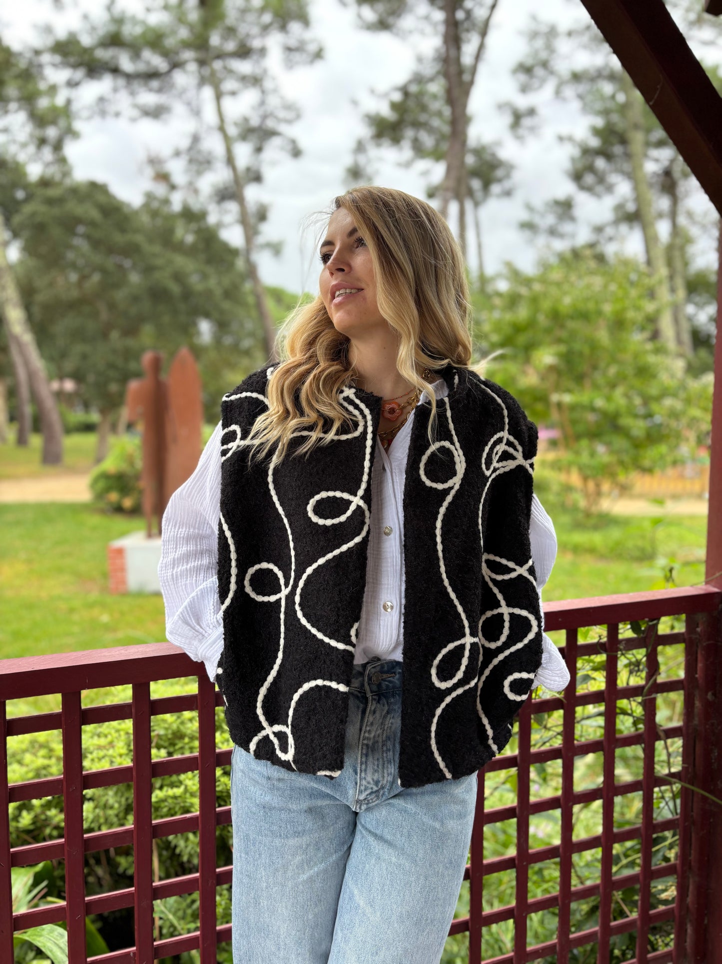 Veste sans manches LILI Noire + fil blanc