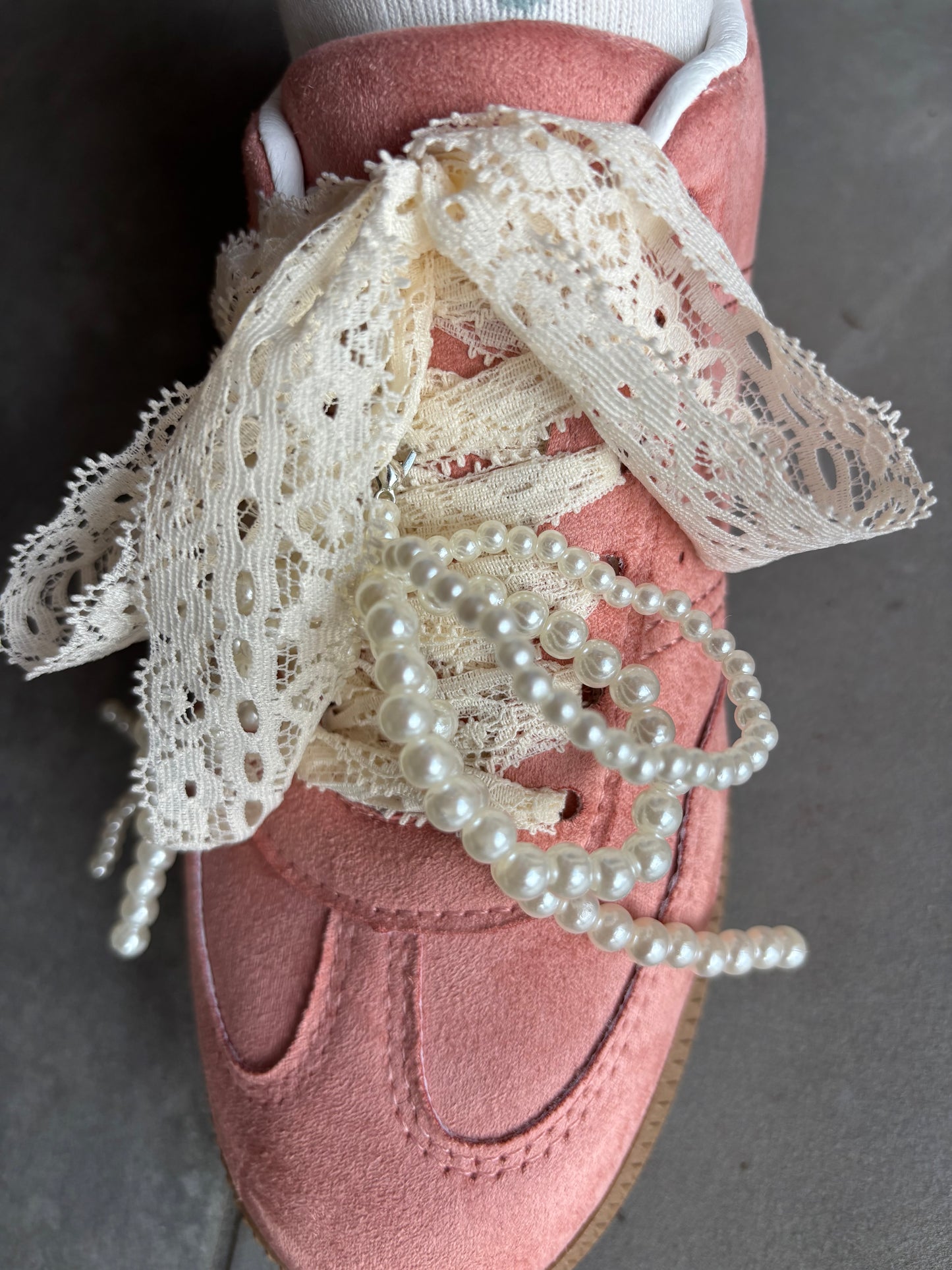 Baskets rose avec lacets dentelles