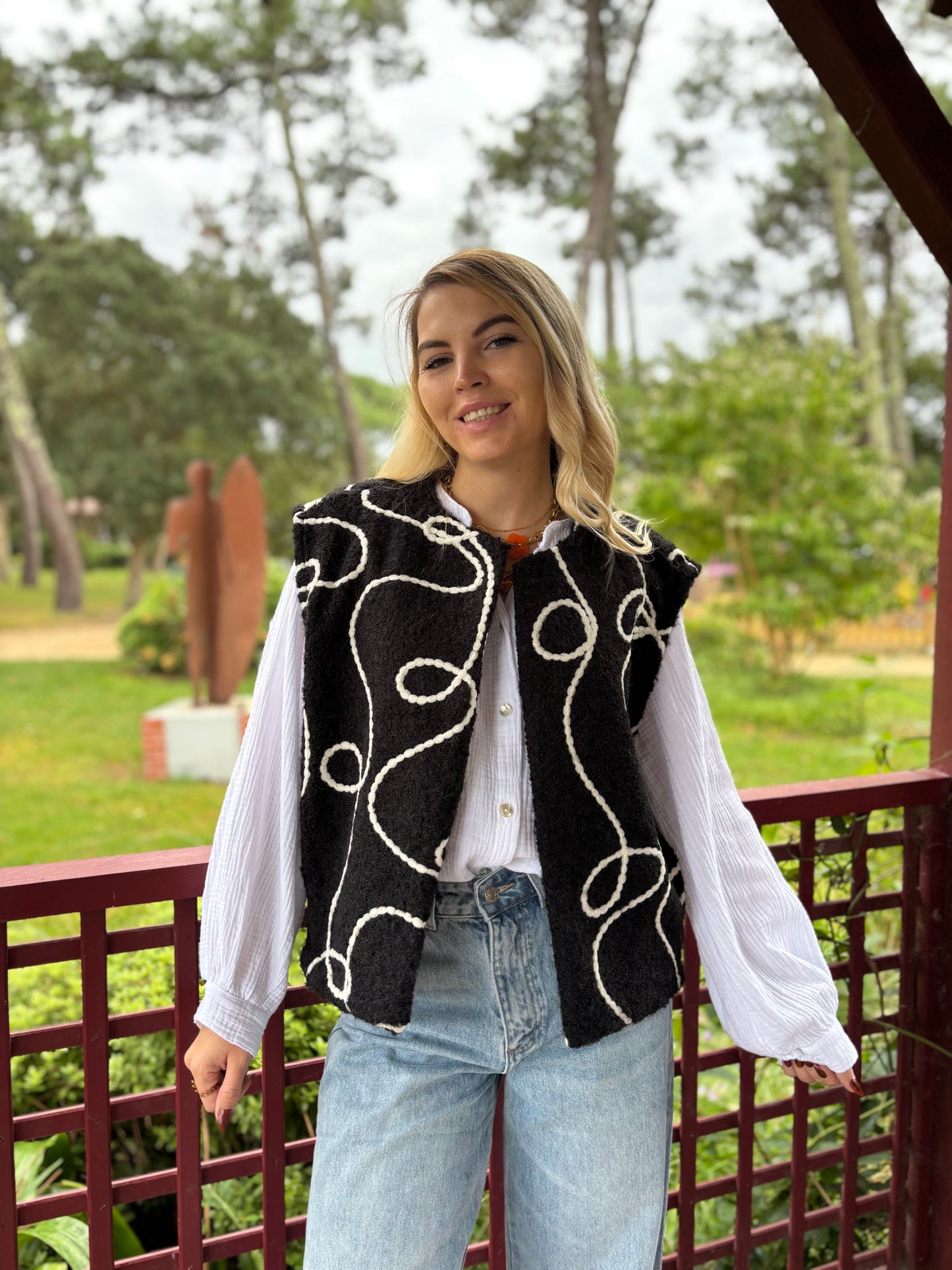 Veste sans manches LILI Noire + fil blanc