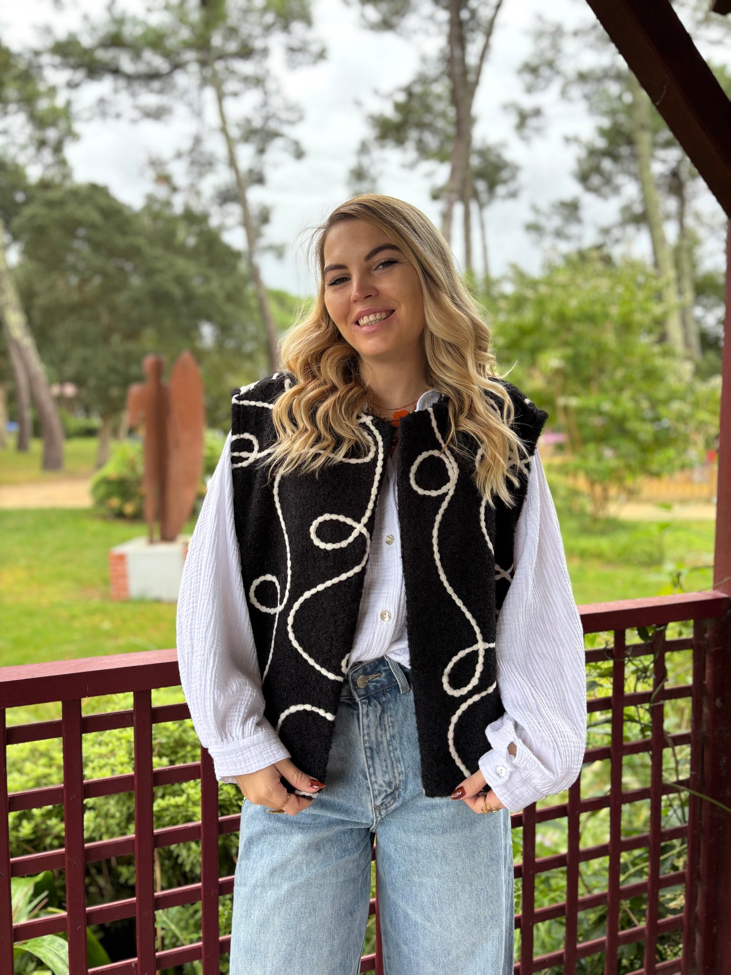 Veste sans manches LILI Noire + fil blanc
