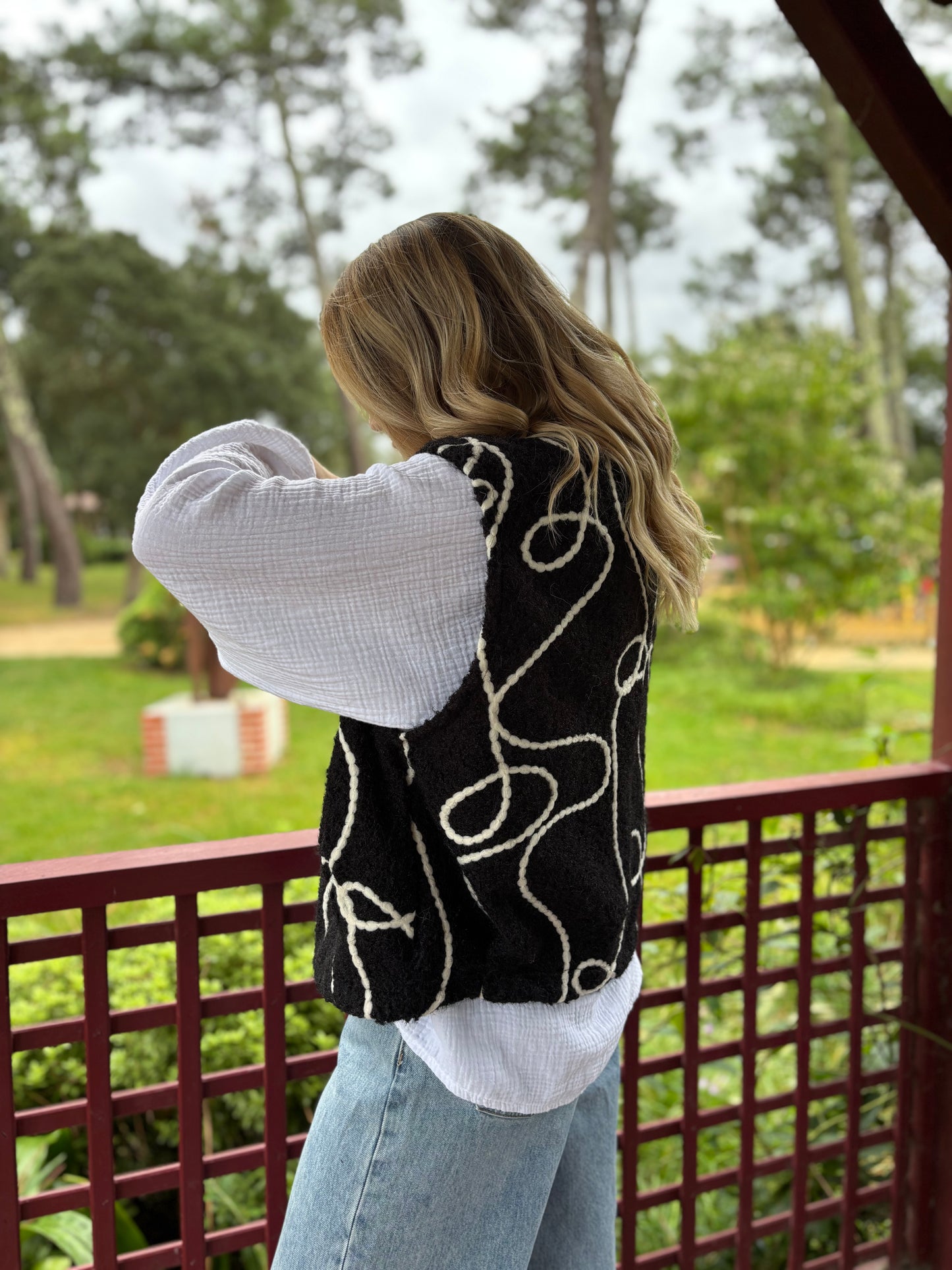 Veste sans manches LILI Noire + fil blanc