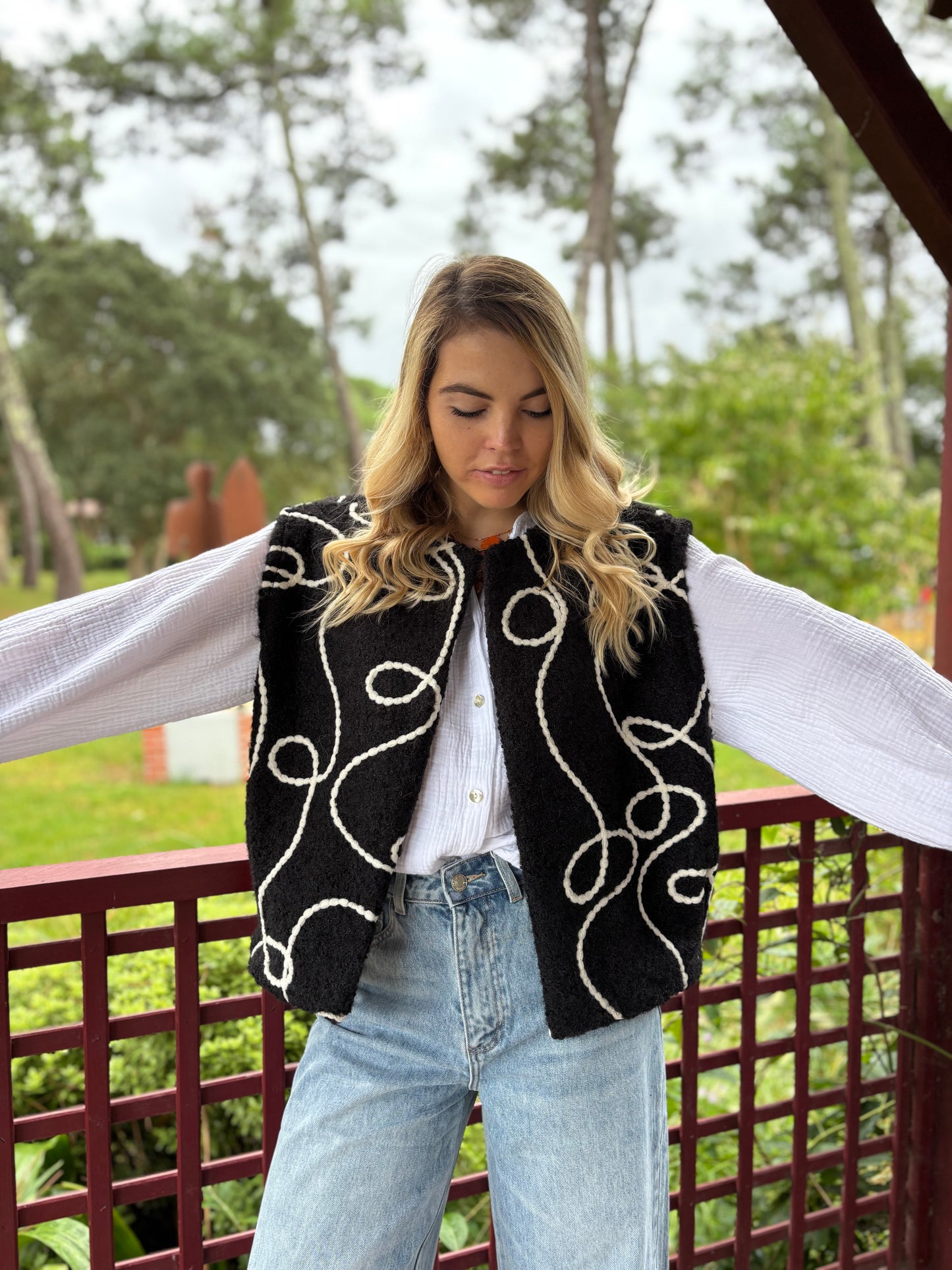 Veste sans manches LILI Noire + fil blanc