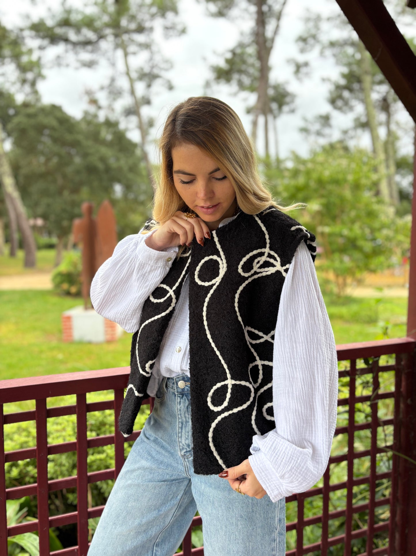 Veste sans manches LILI Noire + fil blanc