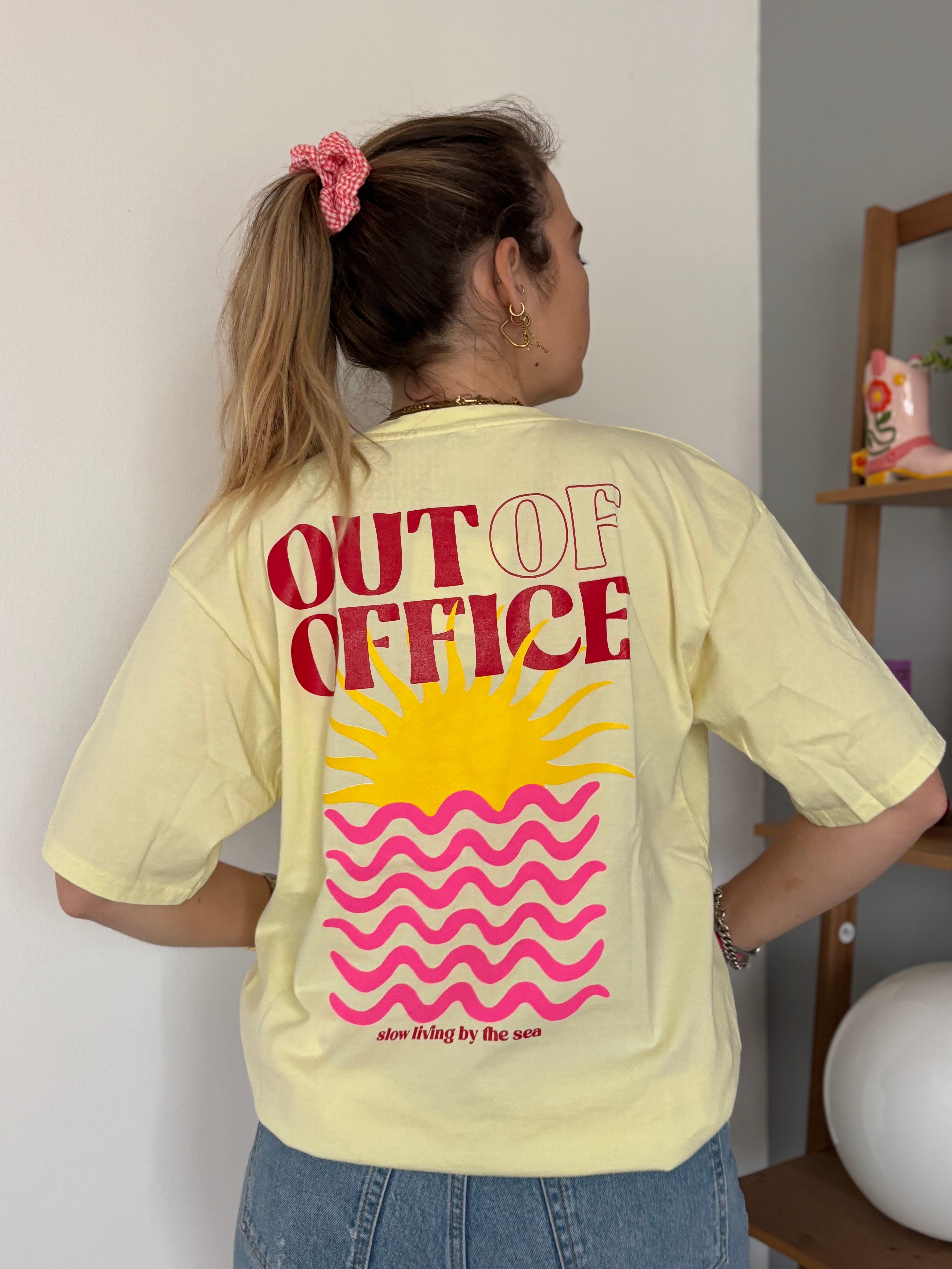 T-shirt OUT OF OFFICE Jaune •